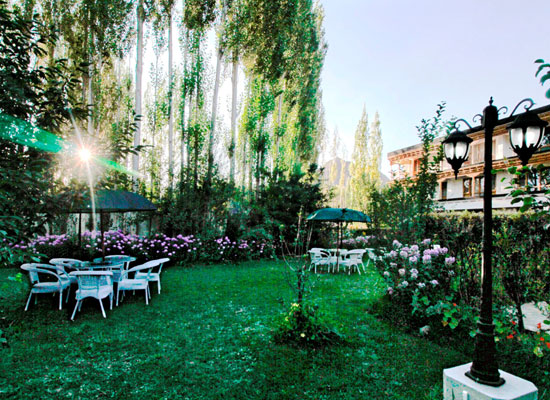 Hotel Caravan Centre Leh - garden view